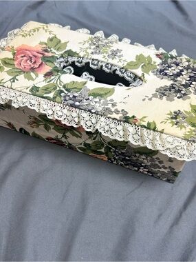 Vintage Cottagecore Tissue Box Floral Rectangle Fabric Lace 80s/90s Grannycore